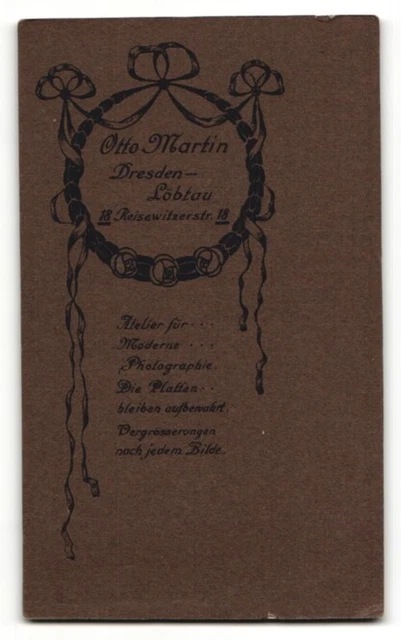 Fotografie Otto Martin, Dresden-Löbtau, Säugling in weißem Kleidchen auf einem 2