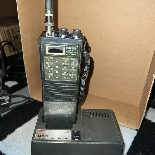 IC02AT VHF FM Transceiver mit Schnellladegerät BC35 *Bildschirm