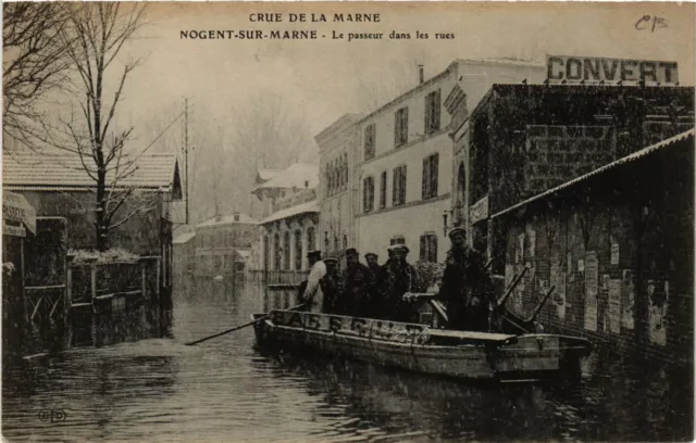 CPA Crue de la Marne - NOGENT-sur-MARNE - Le passeur dans les rues (659372)