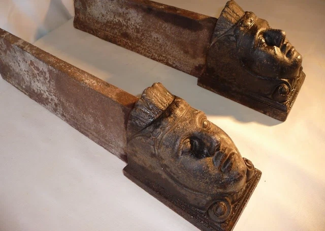Paire de chenets en fonte Grand modèle Décor têtes d'indien coiffée de plumes
