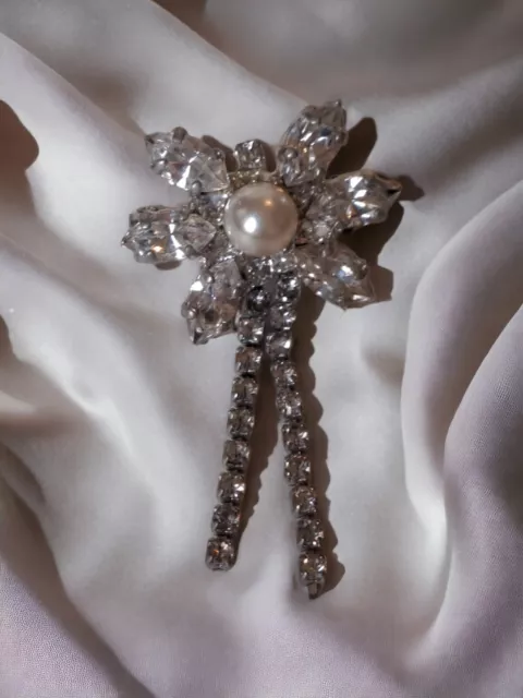 Vintage BROOCH Beautiful Faux Pearl/Diamante Bow Art Deco Style Silver Tone.