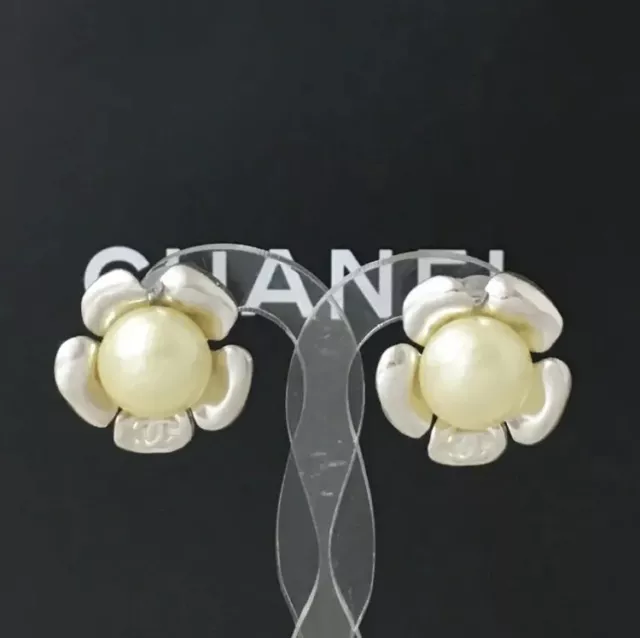 Chanel Coco Mark Flower Earrings White Metal Plastic ref.913390 - Joli  Closet