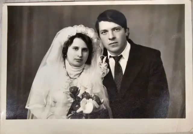 Vecchia foto di matrimonio vintage sovietico. Bellissima foto di giovani...