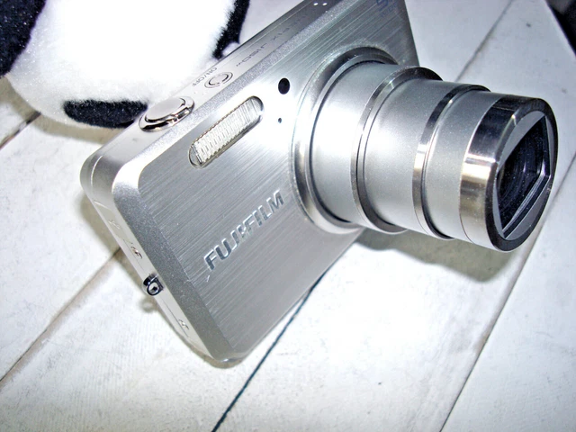 Cámara digital Fujifilm FinePix J150w/plateada - 10,0 MP con accesorios