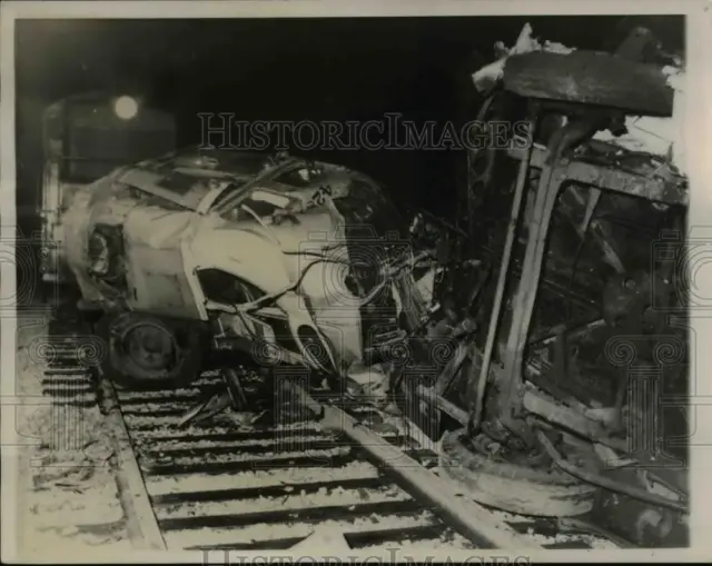 1944 Press Photo 8 people killed 10 injured in Bus and train crash St. Louis, Mo