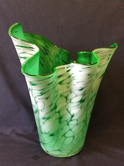 Vase verre doublé teinté vert et blanc col chantourné hauteur 26,5cm anonyme