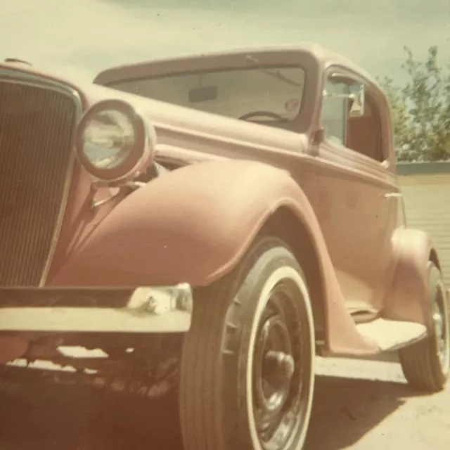 (AeC) FOUND PHOTO Photograph Snapshot Old Car Artistic Angle Perspective POV