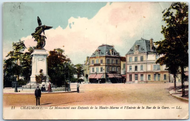 Monument aux Enfants de la Haute-Marne et l'Entrée de la Rue de la Gare - France