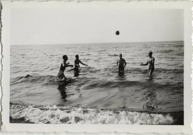 Photo Ancienne - Vintage Snapshot - Sport Plage Volley Mer - Beach Volley Sea