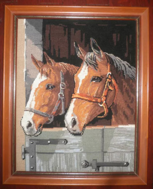 Ancien grand canevas tableau tapisserie deux têtes de cheval au box encadré.