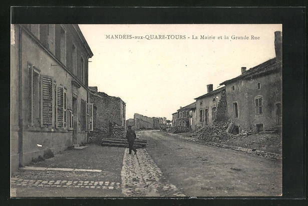 CPA Mandres-aux-Quare-Tours, la Mairie et la Grande Rue