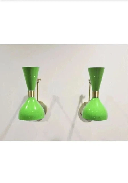 Paire d'appliques italiennes en lucite nickelé de style mi-siècle