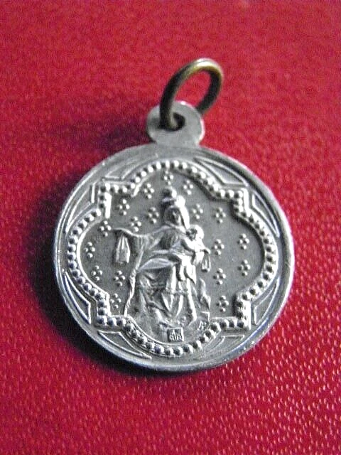 MEDAILLE RELIGIEUSE ANCIENNE. Vierge A L'enfant. Metal Dore Et Argente