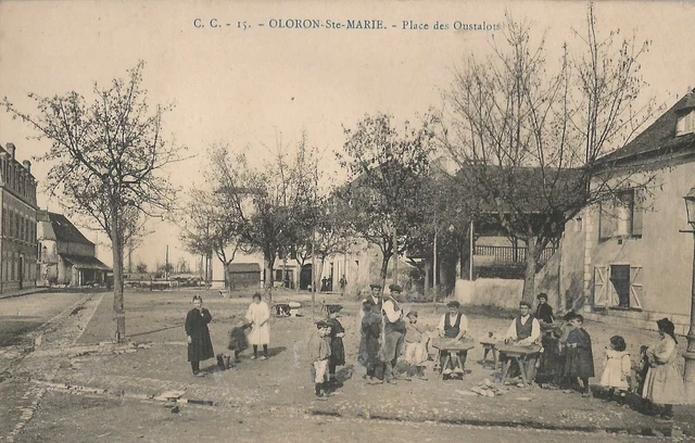 CPA - Oloron-Ste-Marie - Place des Oustalots