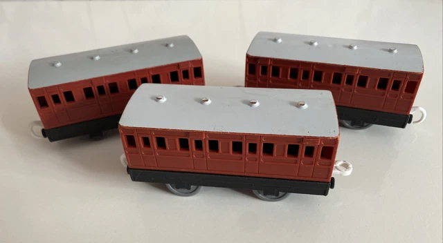 TOMY TRACKMASTER THOMAS the tank engine olivers coaches x 3 £11.99 ...