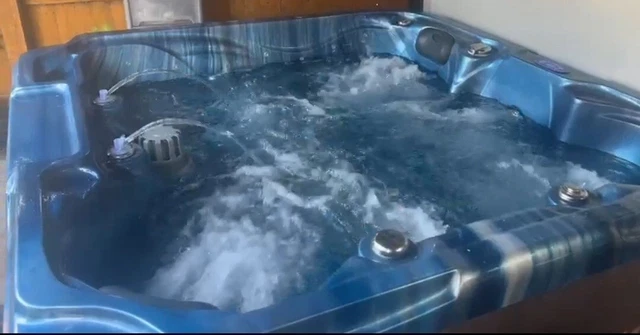 2023 - 3 Bed + 2 Bath + 5P Jacuzzi Hot Tub Bungalow - Wiltshire, BA13 3