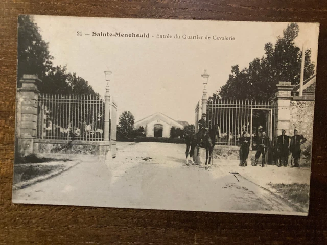 Cpa Animee Sainte Menehould Entree Du Quartier De Cavalerie