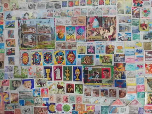 Lot / vrac de 1000 timbres et blocs du monde (photos du lot) (Lot 369)