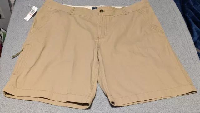 Men's "G.H. Bass and Co." Khaki Zippered Cargo Shorts in Size 40W