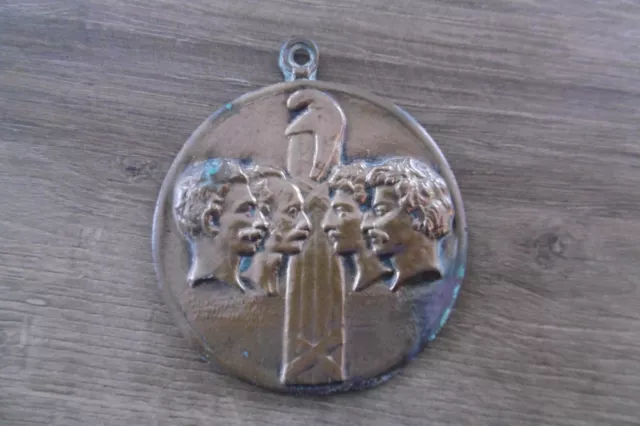 ancienne médaille en bronze révolutionnaire ??