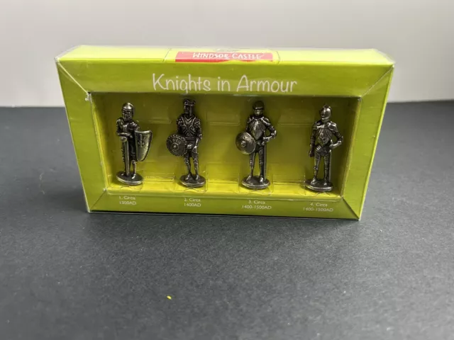 METAL TOY SOLDIERS BRITAINS ROYAL Windsor Castle Elizabeth Queen, Vintage New