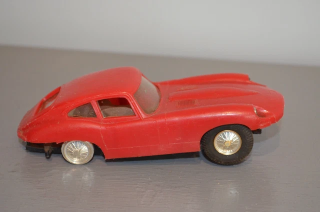 Circuit 24 – Jaguar Type E Rouge, Modèle En Bon état, Made In France