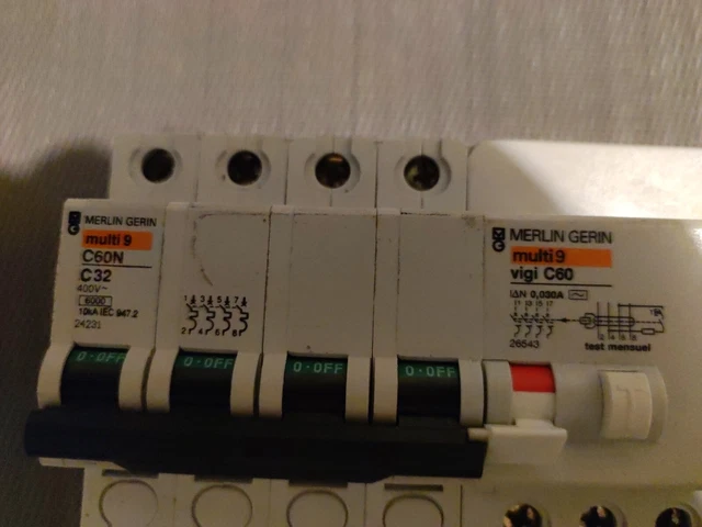 Disjoncteur Tétrapolaire Legrand DX3 - 32A Courbe C 4P | Pour Tableau Électrique à Vis