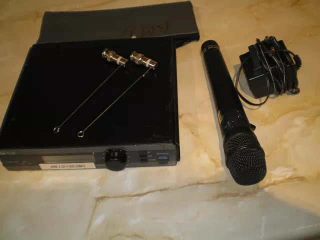 Toa Radio Microphone Set-Handheld  And Receiver 64 Channel Uhf