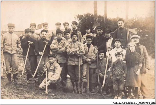 CAR-AASP3-0252 - MILITAIRE - CARTE PHOTO - personnes réunies avec des materie