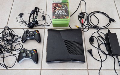 Xbox 360 250Go + 2 Manette sans Fil - Noire - 8 jeux