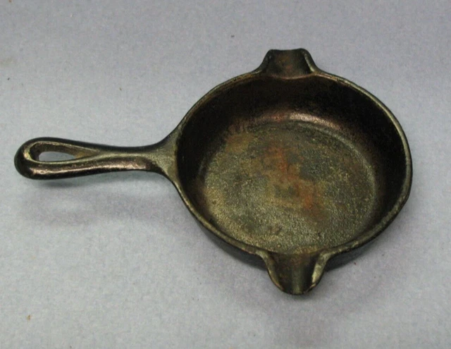 Vtg WAGNER WARE 1050 D Cast Iron Double Spout Mini Skillet ~ Ashtray/Spoon Rest