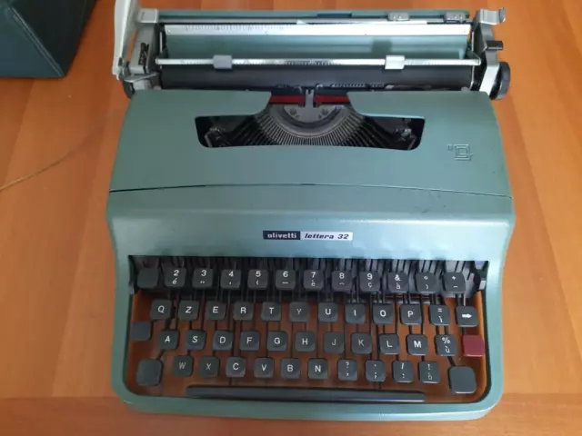 Macchina da scrivere olivetti lettera 32