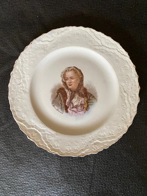 Ancienne ASSIETTE - Marie LECRINSKA - Faïence SAINT AMAND LES EAUX en Bon État