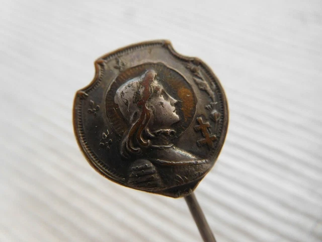 Épingle De Cravate Ancienne - Thème Jeanne D'Arc En Armure - Métal Argenté/bronze - Très Bon état