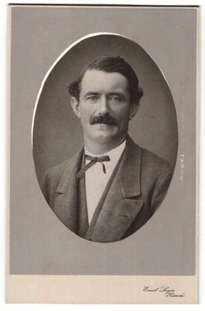 Fotografie Emil Logés, Zürich, Portrait stattlicher Herr mit Fliege und Schnurr