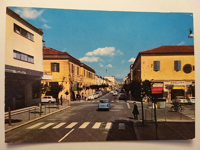 Aprilia (Latina). Via dei Lauri. Auto, Car.