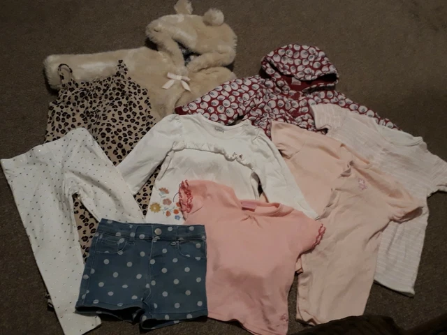 Pacchetto di abiti per ragazze età 12-18 mesi. Vedi descrizione.