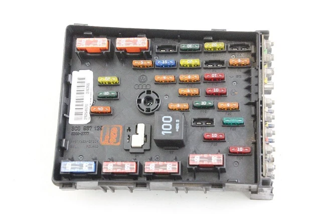 BOITE A FUSIBLE RELAIS COMPARTIMENT MOTEUR VW PASSAT Variant 3C