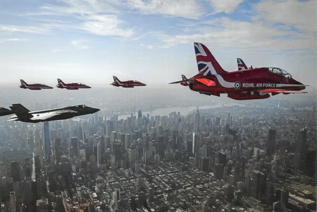 Tarjeta Postal Royal Air Force Acrobático Equipo, de La Flechas Rojas Sobre York