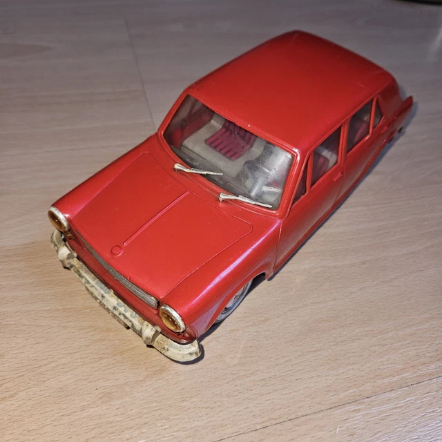 Petite voiture en tôle électro-friction Huki vintage, échelle 1:32