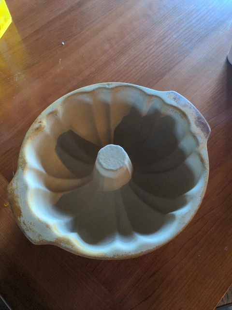 The Pampered Chef Family Heritage Stoneware 10” Bundt Baking Cake Pan Used