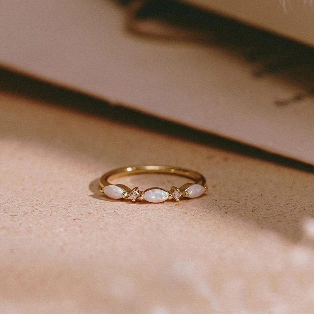 Bague solitaire cocktail vintage en or jaune avec opale