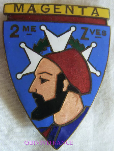 IN14405 - INSIGNE 2° Zouaves, Zves Magenta, bandeau jaune, fond bleu