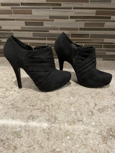 GUESS Womens Pleated ￼Ankle Boots Black Suede Sz 7.5M epitome of style stunning