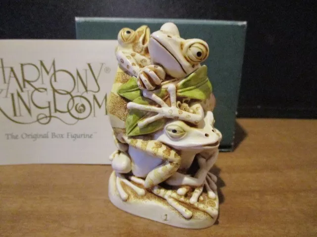 Harmony Kingdom Menage A Trois Three Amourous Tree Frogs UK Made Box Figurine