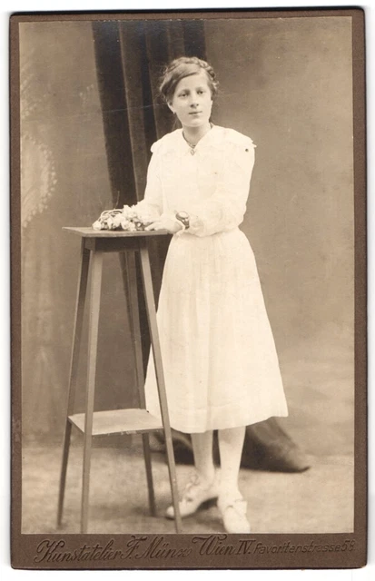 Fotografie F. Münz, Wien, Favoritenstr. 58, Junge Dame im weißen Kleid