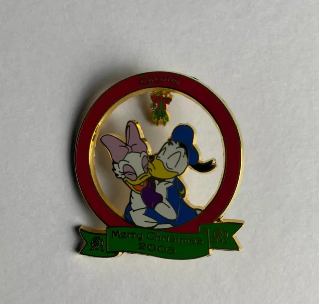 WDW Christmas 2003 Mistletoe Series Donald and Daisy LE 2500 Pin