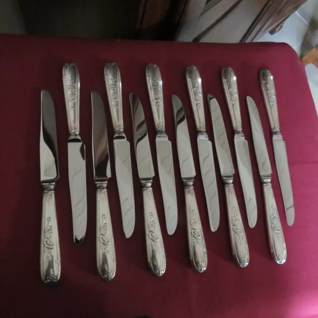 12 couteaux de table en métal argenté EB modèle louis xv Marly 2