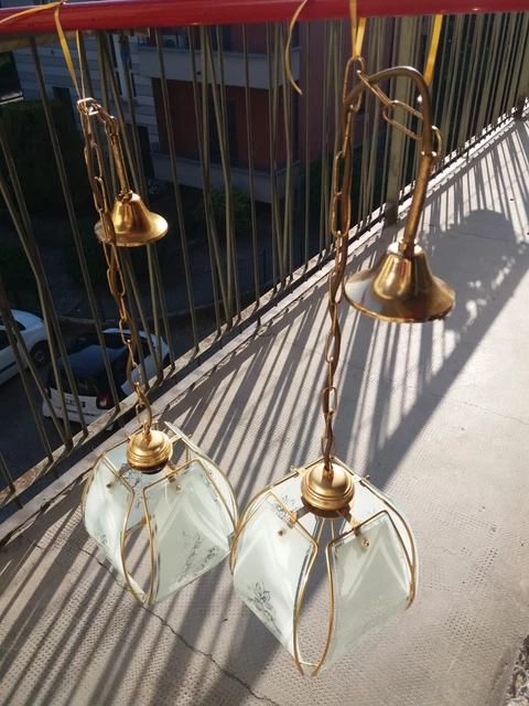 Coppia di lampadari in vetro serigrafato e metallo dorato