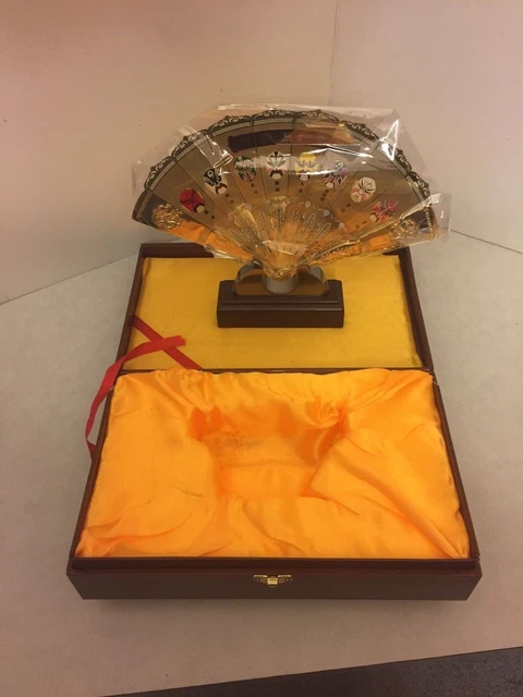 Chinese Style Decorations - Beijing Opera Mask - Golden Metal Fan - Display 2
